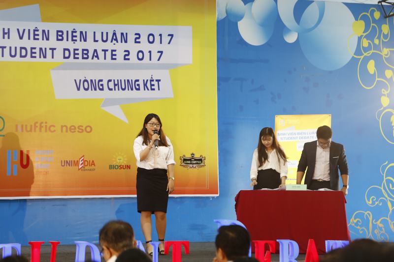 sinh viên UEF biện luận