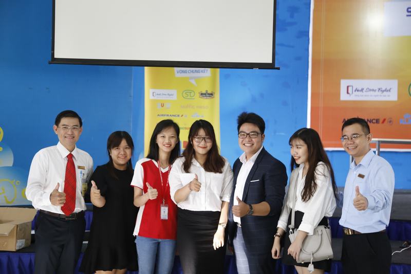 sinh viên UEF biện luận 4