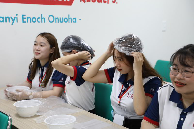 Làm bánh trung thu