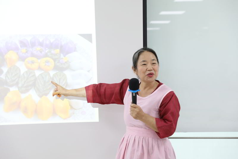 Làm bánh trung thu