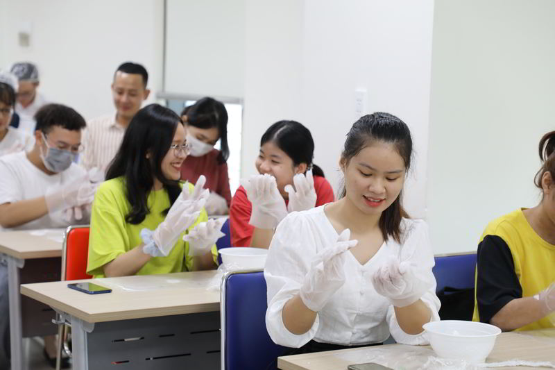 Làm bánh trung thu