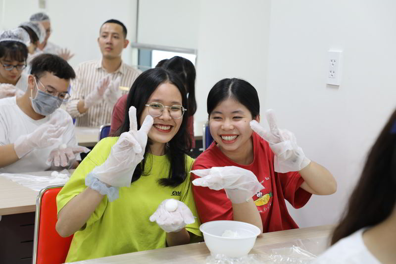 Làm bánh trung thu