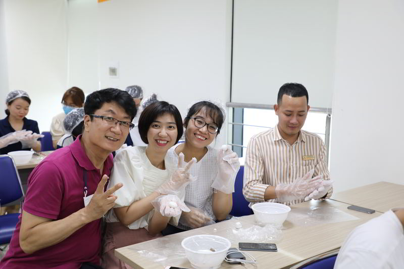 Làm bánh trung thu