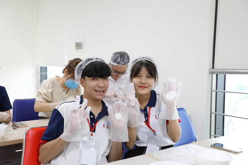 Làm bánh trung thu