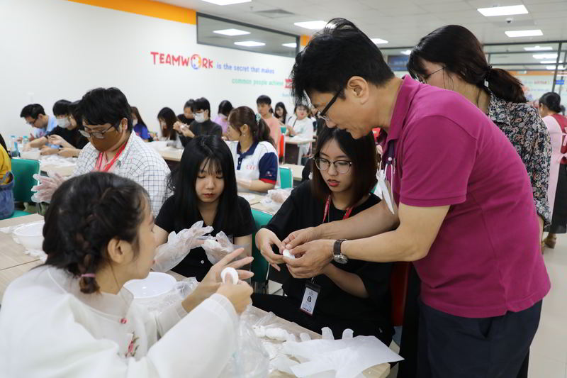 Làm bánh trung thu