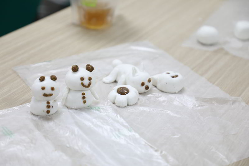 Làm bánh trung thu