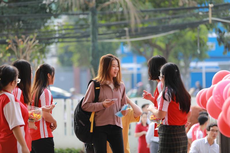 Tân sinh viên UEF ngày đầu đi học