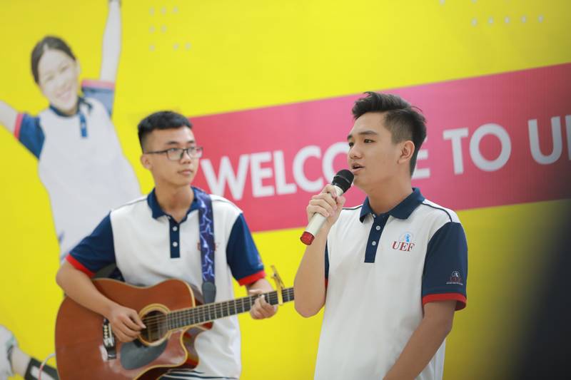 Tân sinh viên UEF ngày đầu đi học