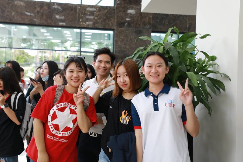 Tân sinh viên UEF ngày đầu đi học