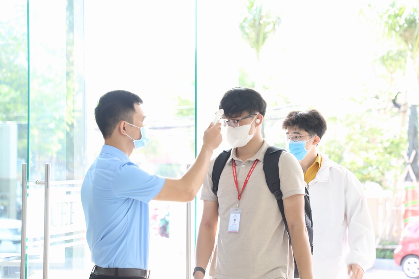 sinh viên UEF đi học trở lại