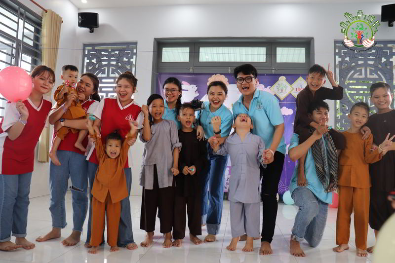 Vầng trăng yêu thương