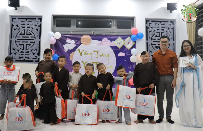 Vầng trăng yêu thương