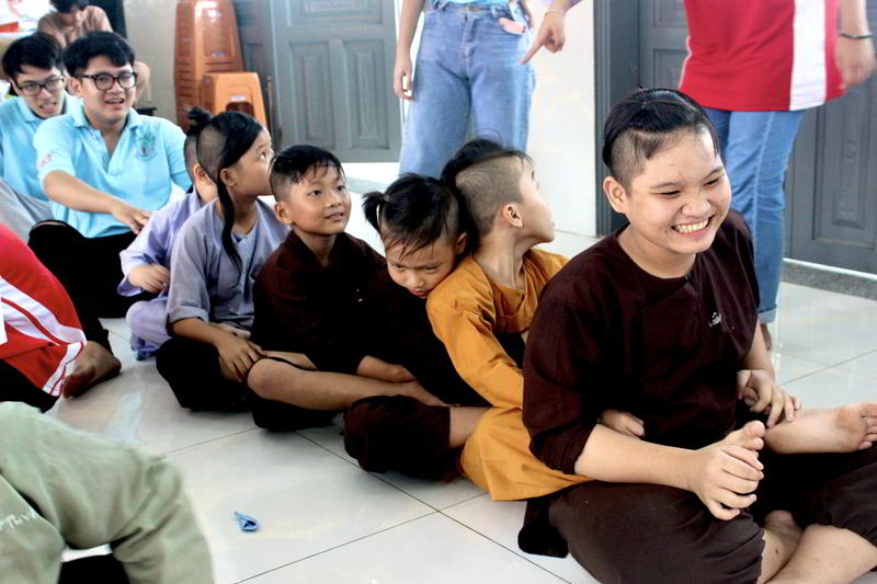 Vầng trăng yêu thương