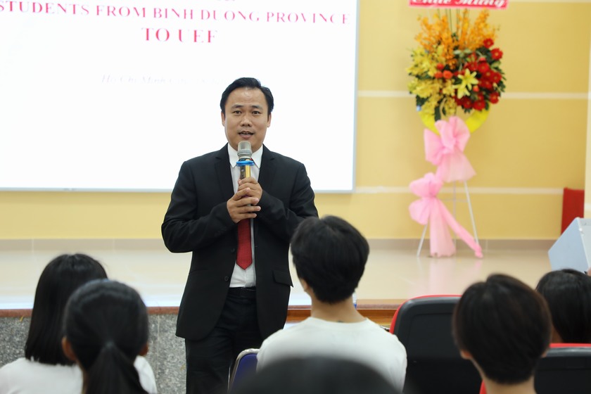 Đón đoàn học sinh tham quan UEF