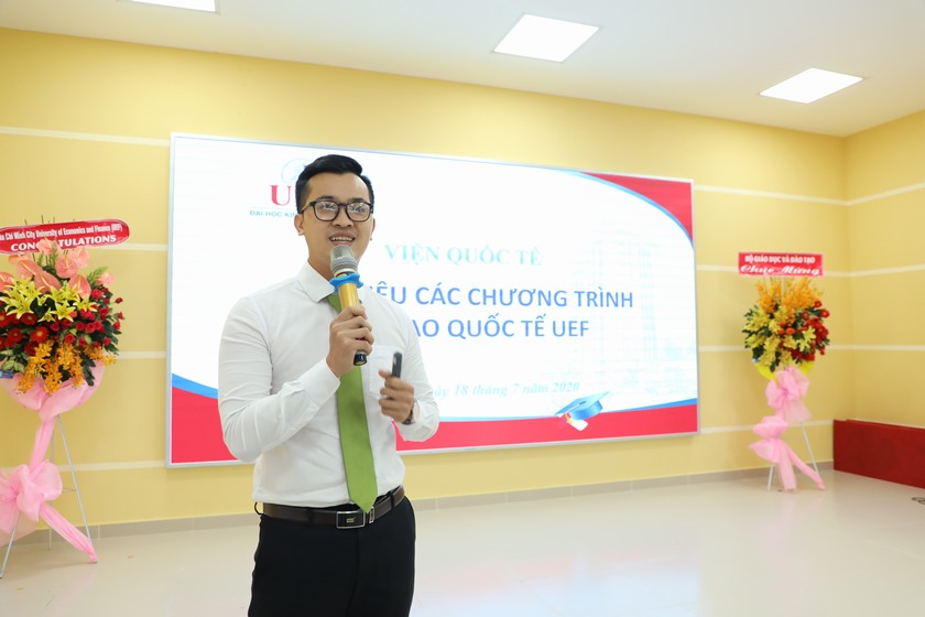 Đón đoàn học sinh tham quan UEF