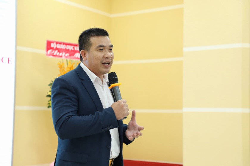 Đón đoàn học sinh tham quan UEF