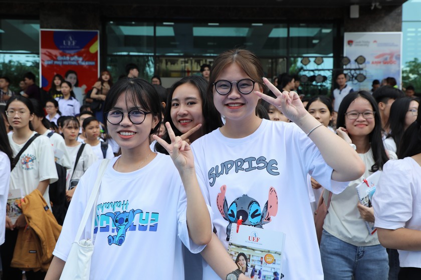 Đón đoàn học sinh tham quan UEF