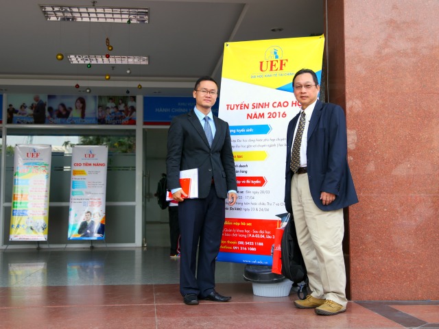 Ông Rolandes Ng-Đại diện trường Đại học Bath Spa, chụp ảnh lưu niệm cùng T.S. Đỗ Hữu Nguyên Lộc