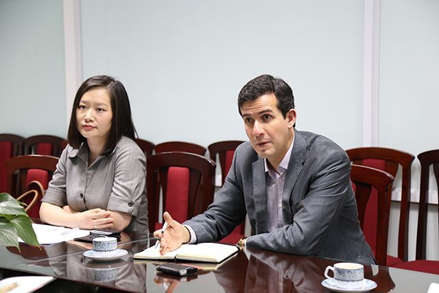 Ông Gabriel Ceballos trao đổi vấn đề cùng TS. Trần Anh Dũng